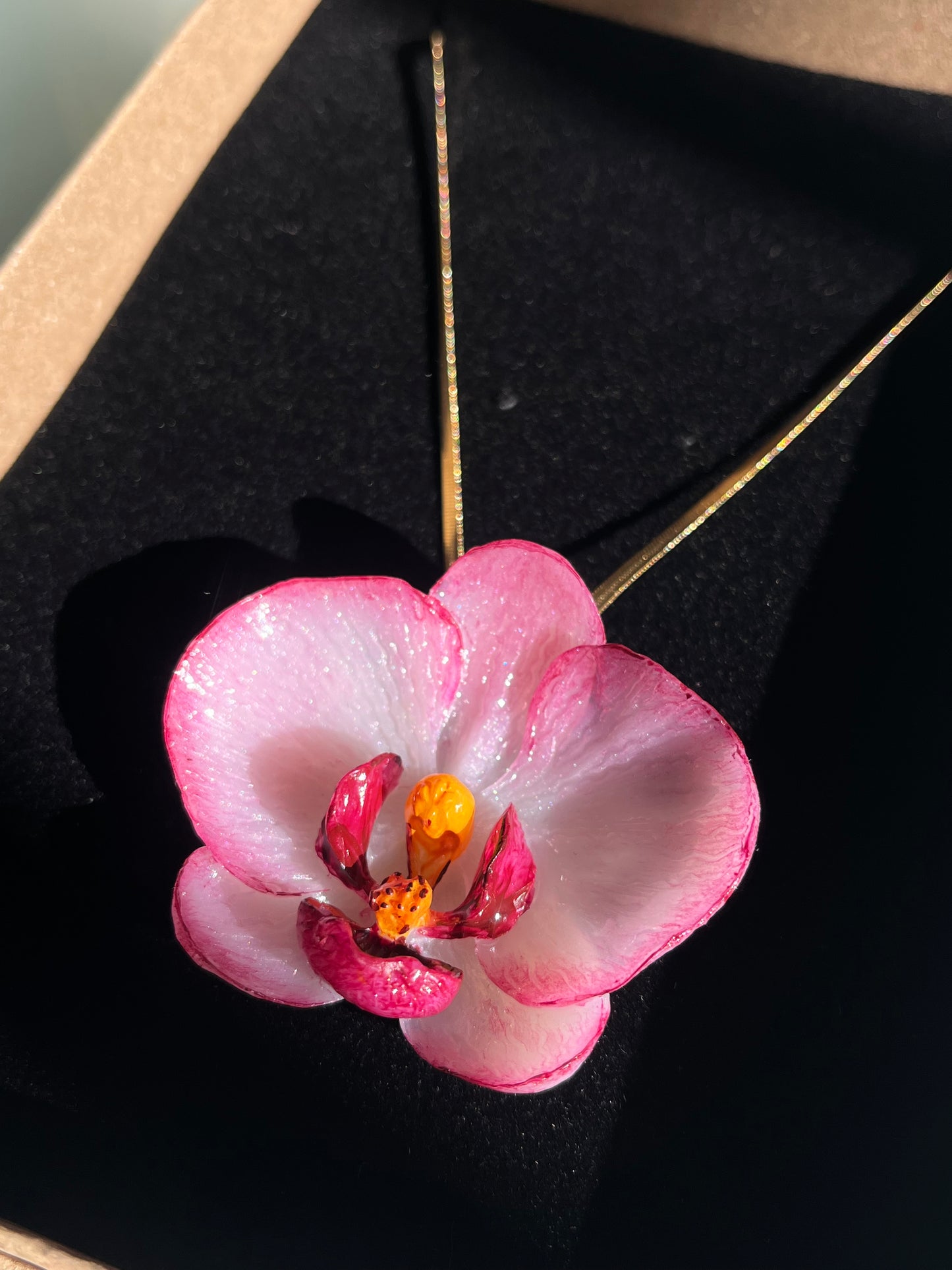 Collar cadena dorada con ORQUÍDEA