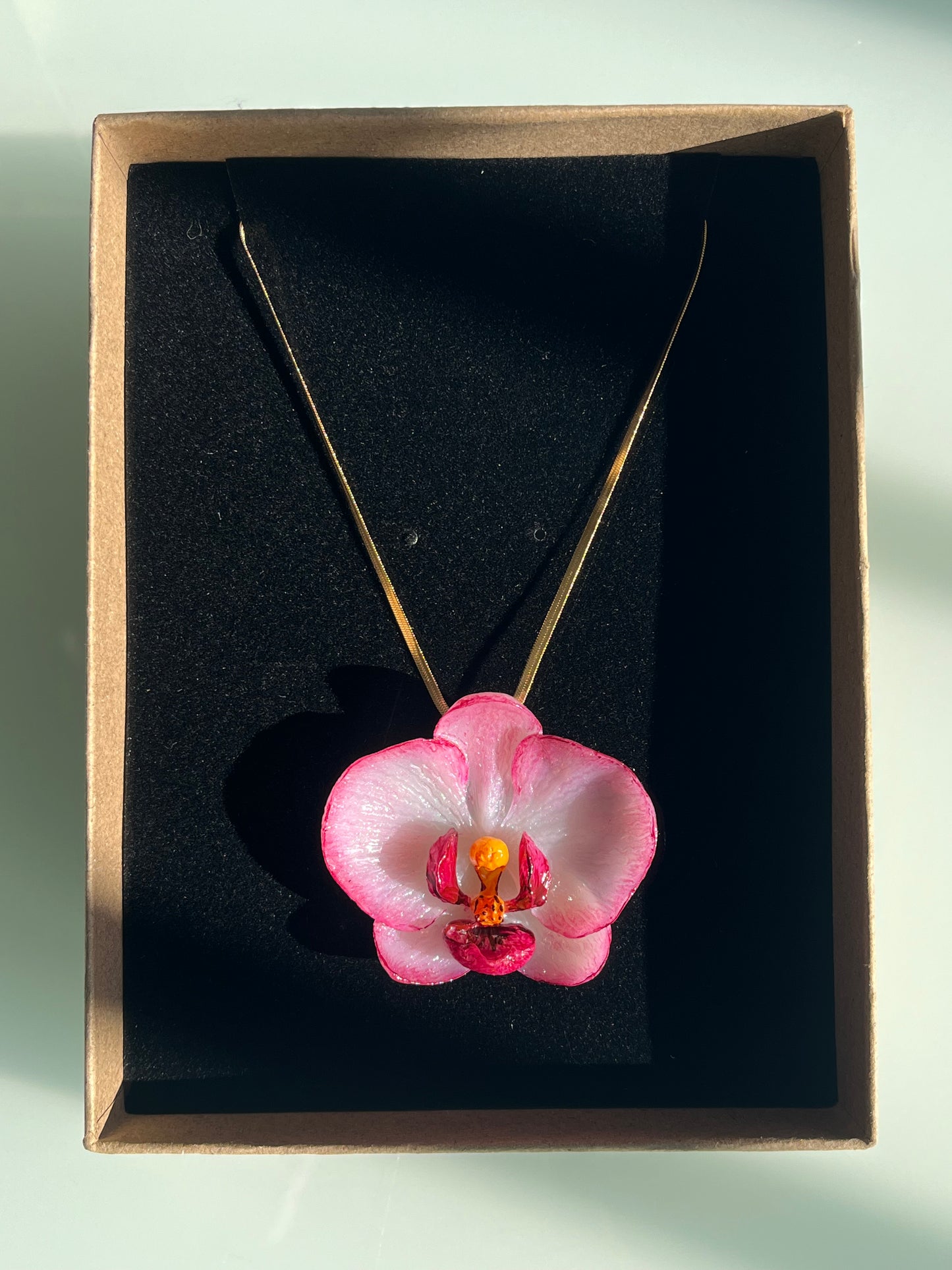 Collar cadena dorada con ORQUÍDEA