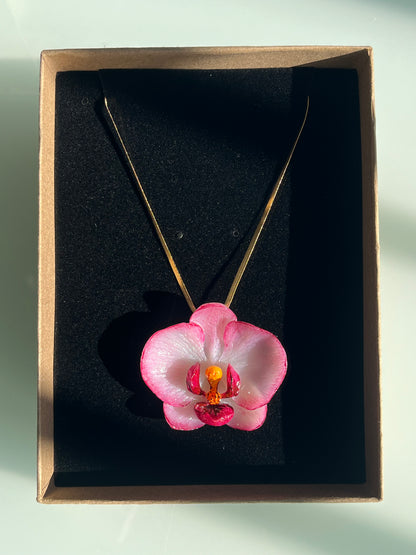 Collar cadena dorada con ORQUÍDEA