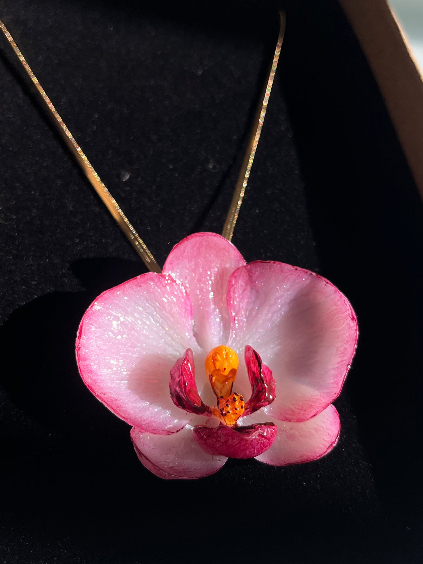 Collar cadena dorada con ORQUÍDEA