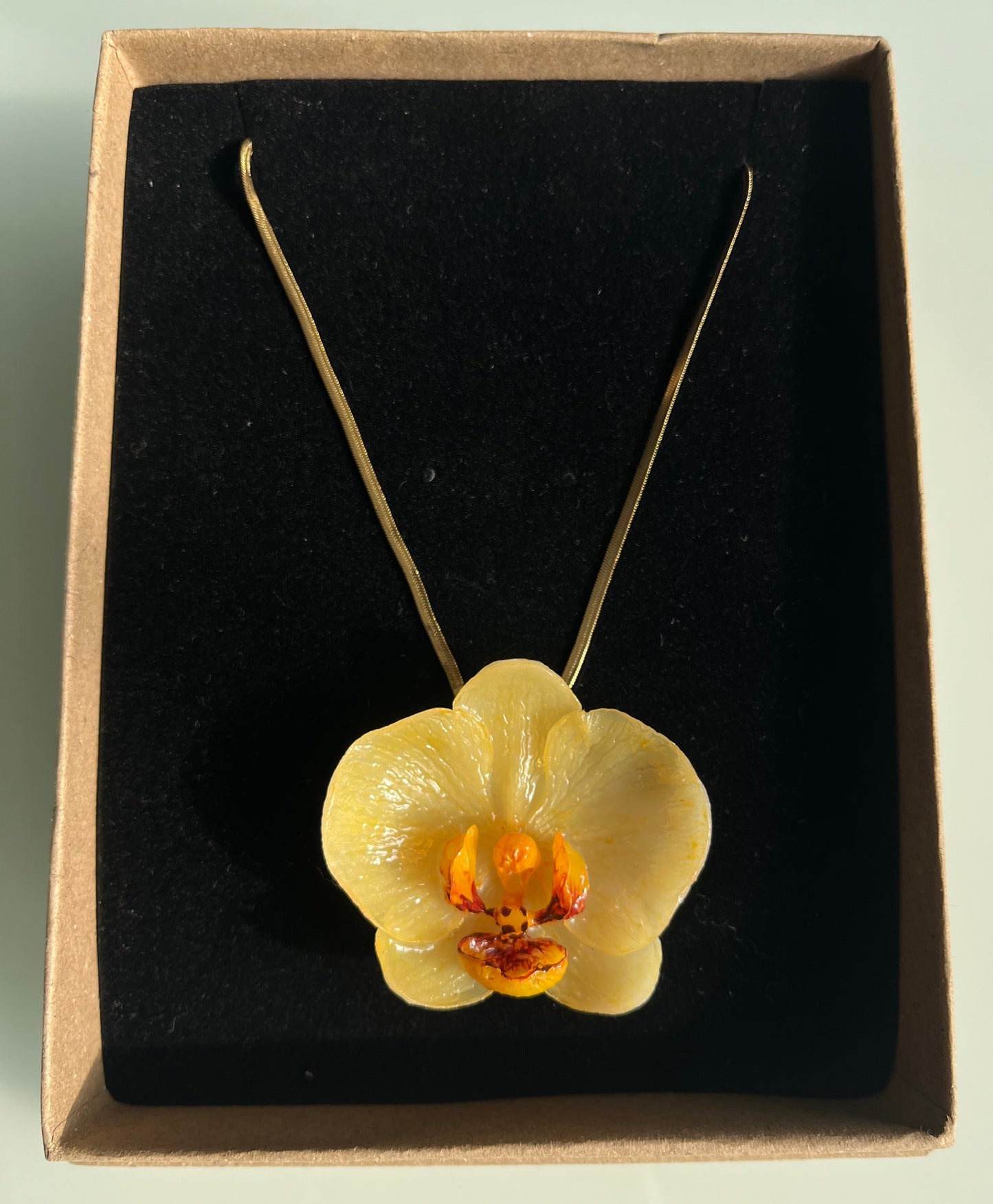 Collar cadena dorada con ORQUÍDEA