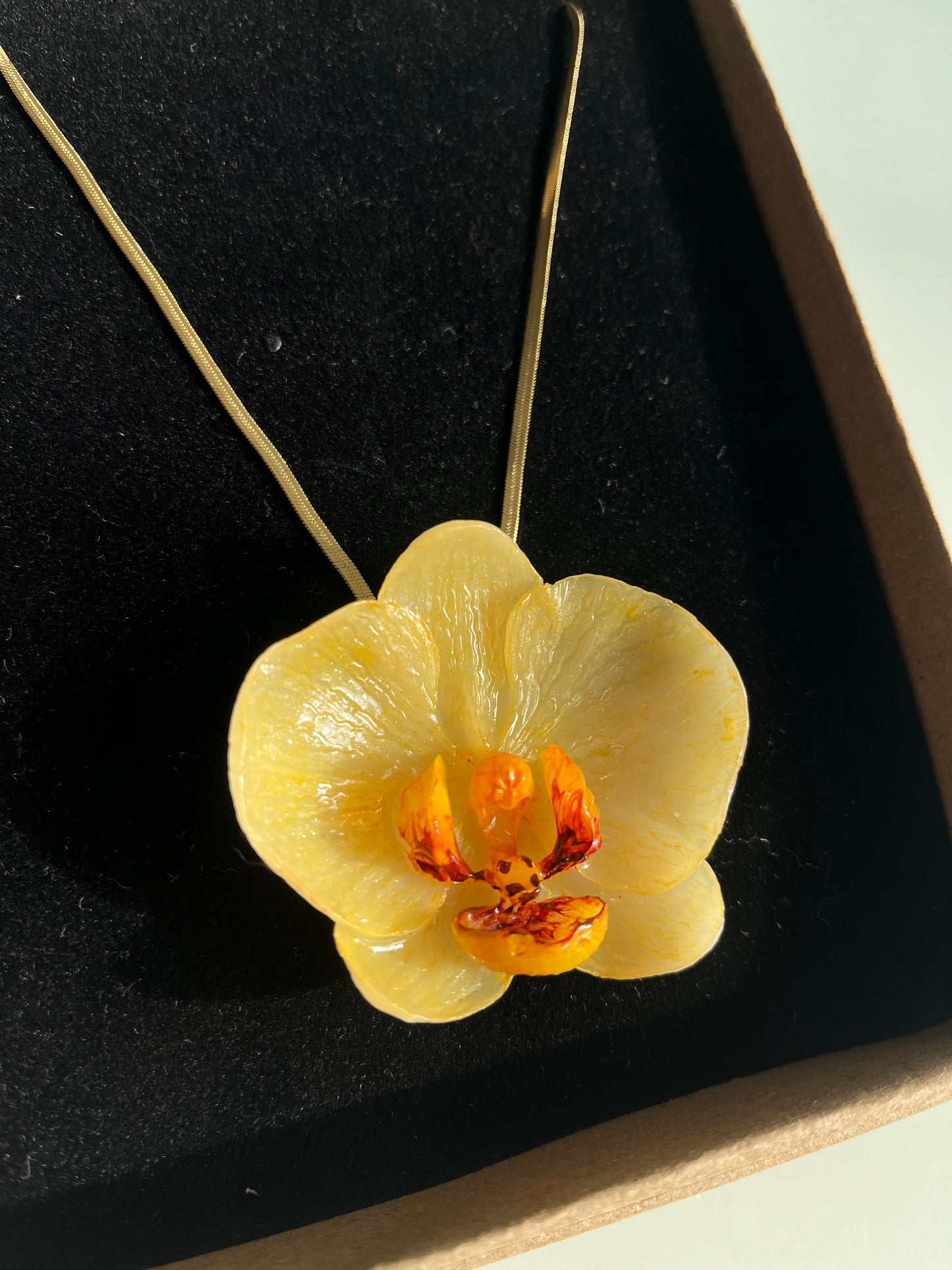 Collar cadena dorada con ORQUÍDEA