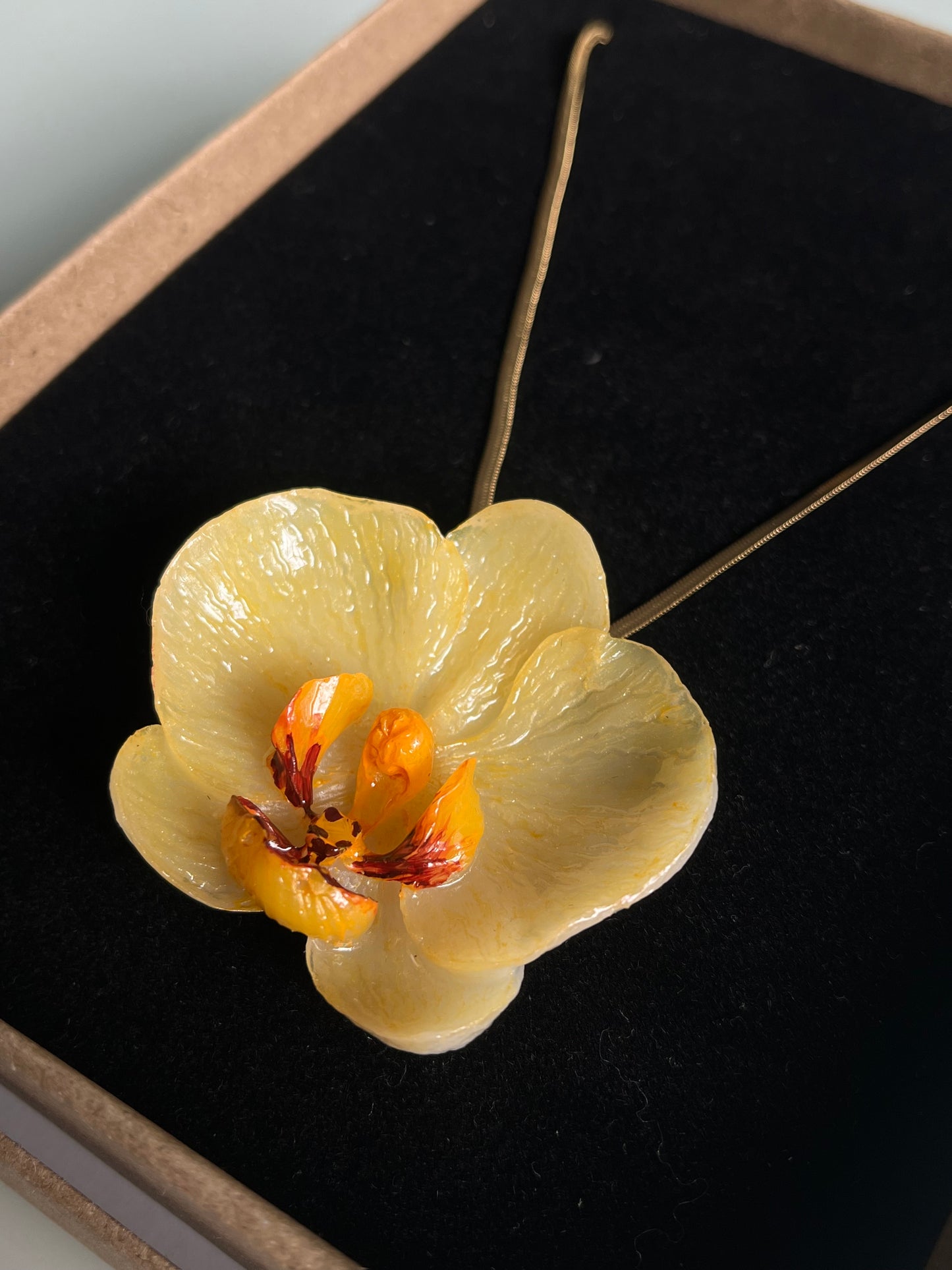 Collar cadena dorada con ORQUÍDEA