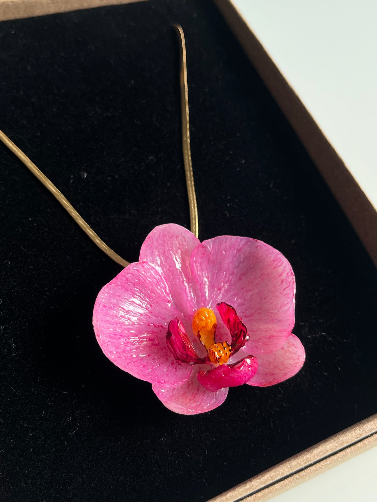 Collar cadena dorada con ORQUÍDEA