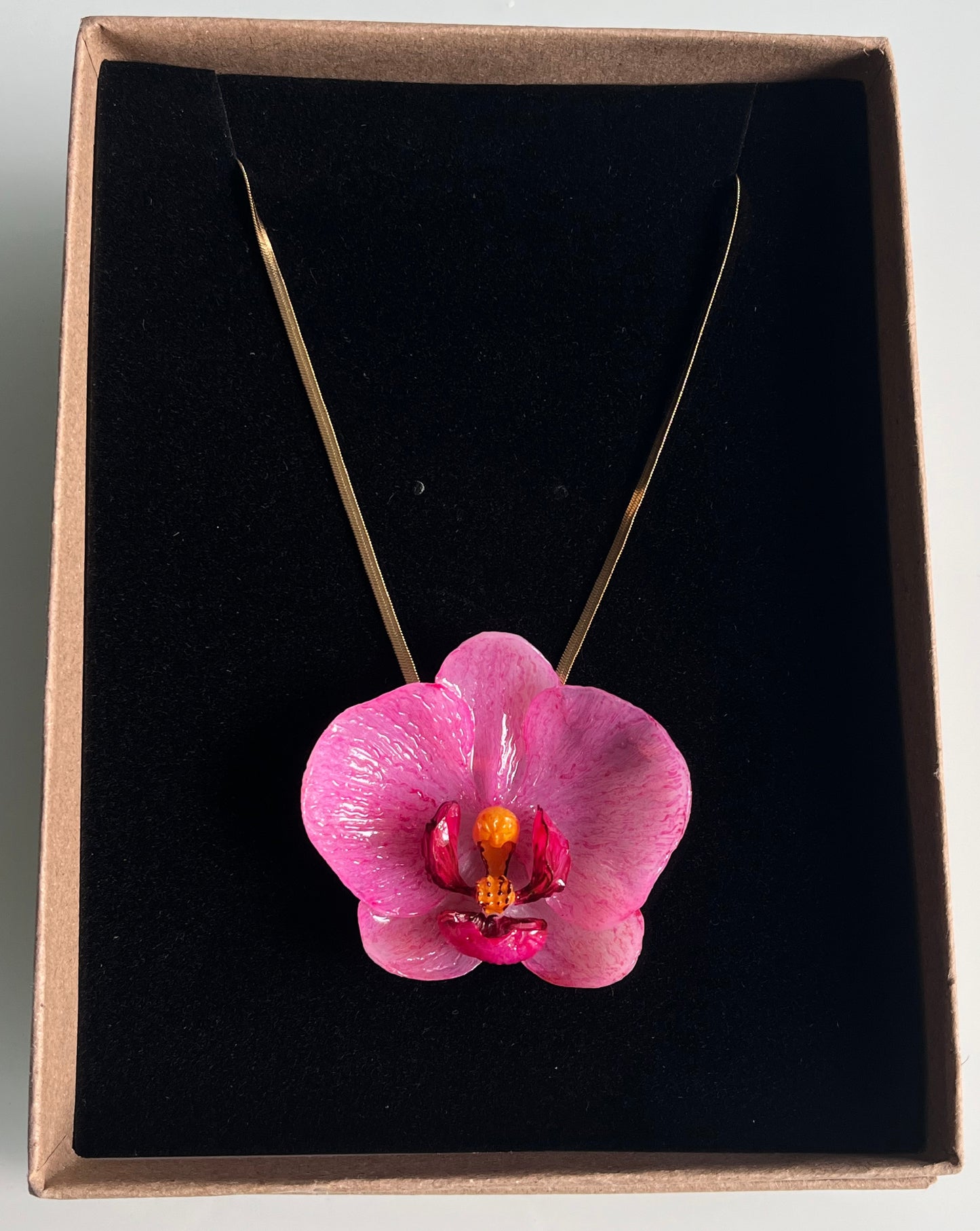 Collar cadena dorada con ORQUÍDEA