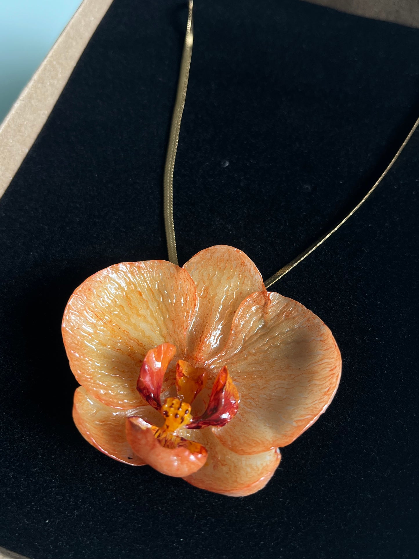 Collar cadena dorada con ORQUÍDEA