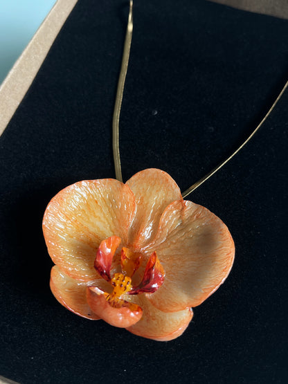 Collar cadena dorada con ORQUÍDEA
