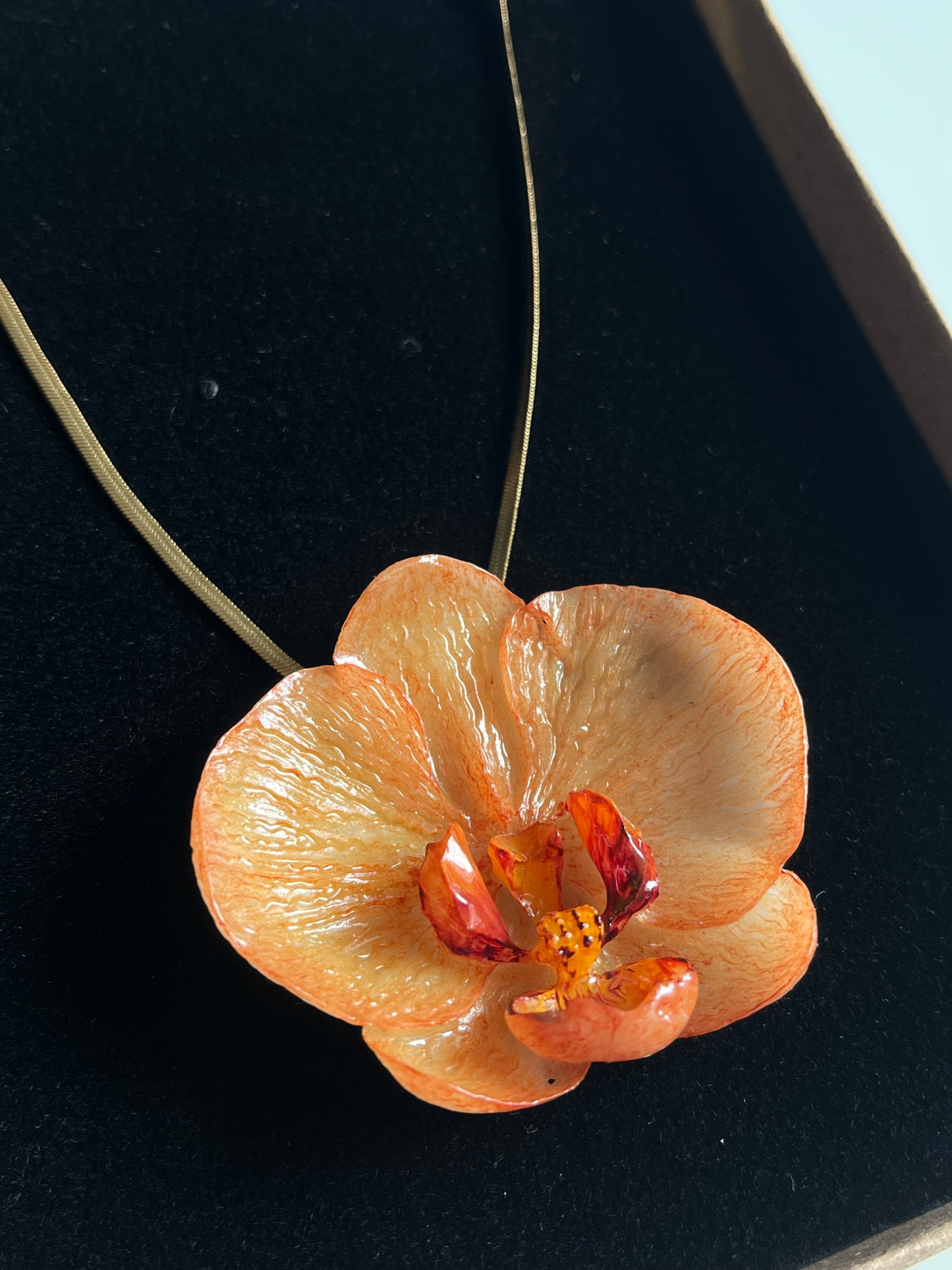 Collar cadena dorada con ORQUÍDEA
