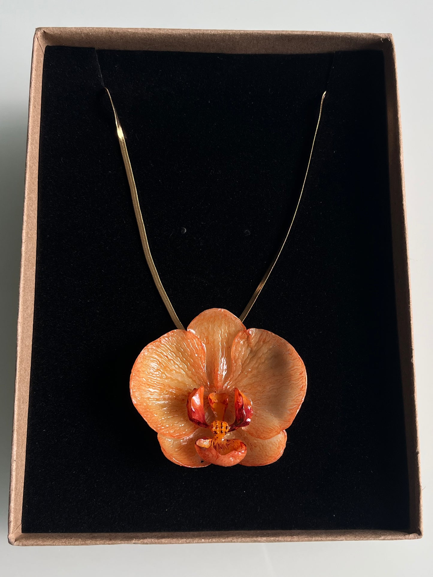Collar cadena dorada con ORQUÍDEA