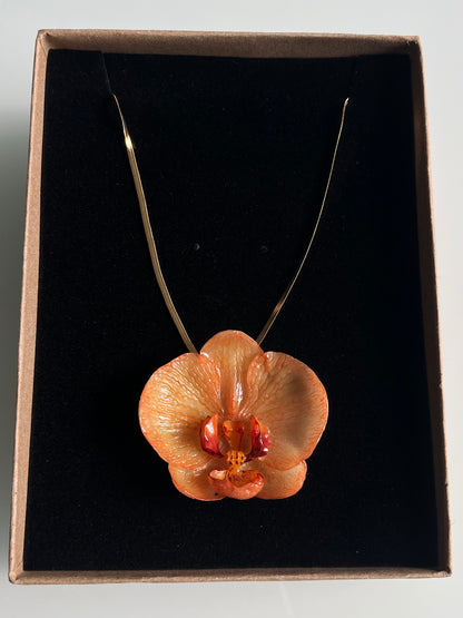 Collar cadena dorada con ORQUÍDEA