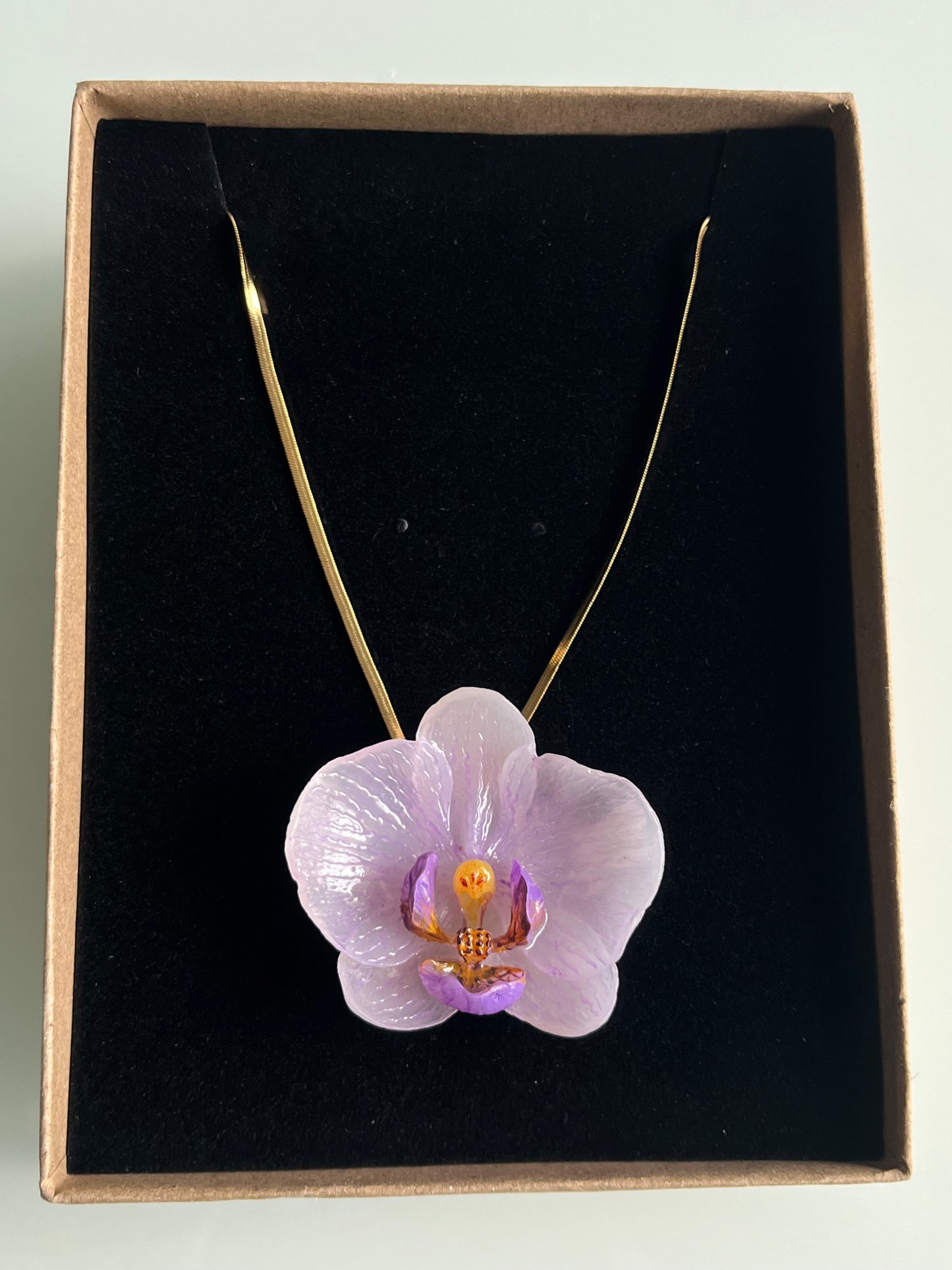 Collar cadena dorada con ORQUÍDEA