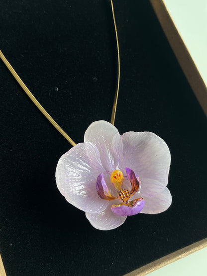Collar cadena dorada con ORQUÍDEA