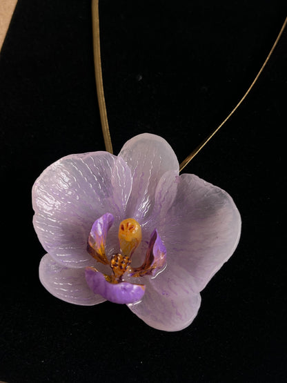 Collar cadena dorada con ORQUÍDEA