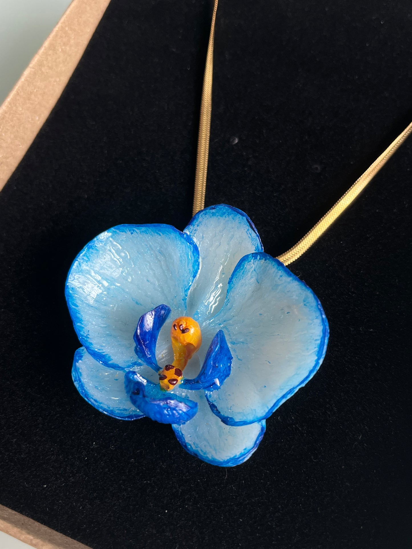 Collar cadena dorada con ORQUÍDEA