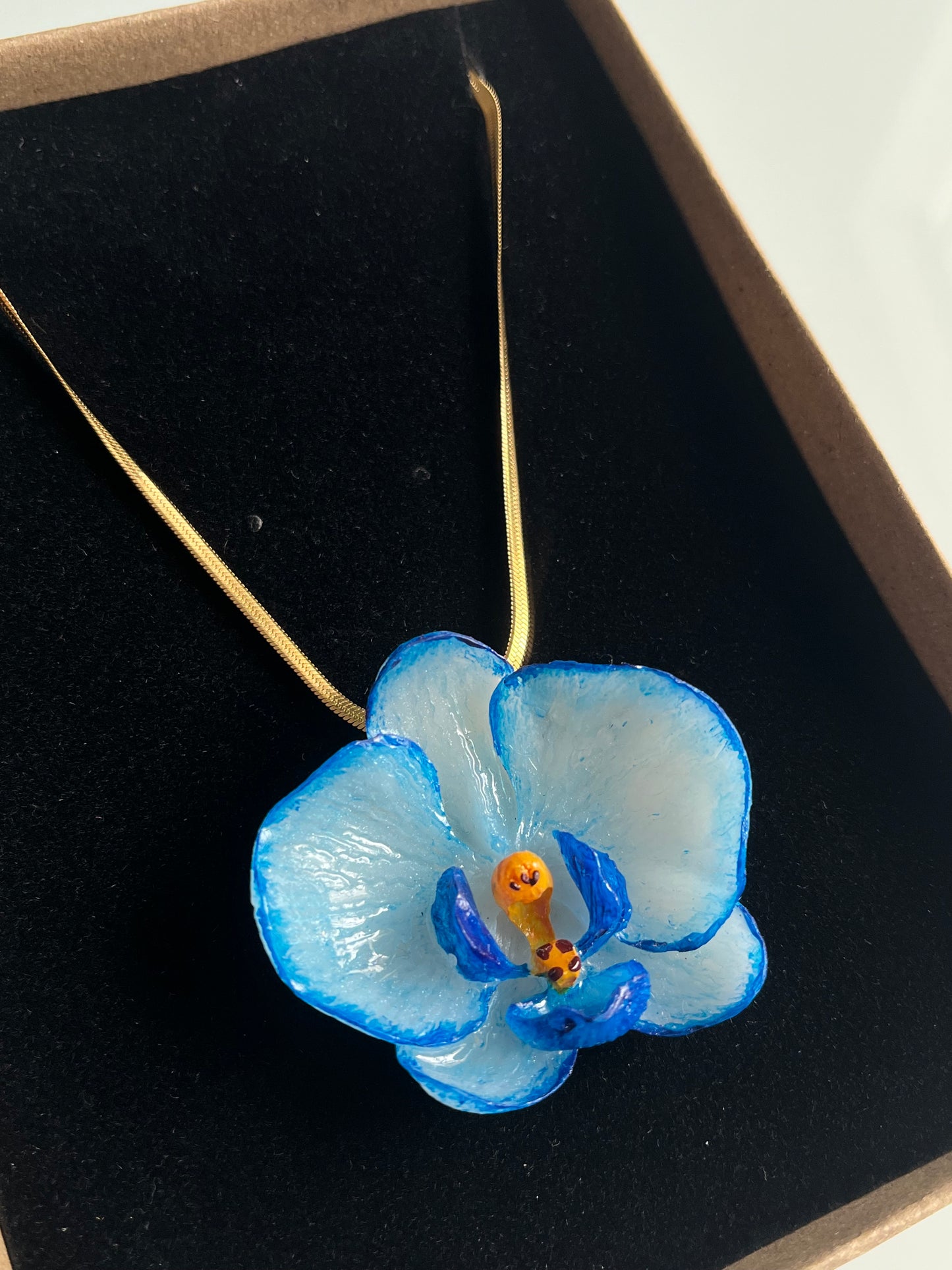 Collar cadena dorada con ORQUÍDEA