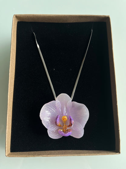 Collar cadena plateada con ORQUÍDEA