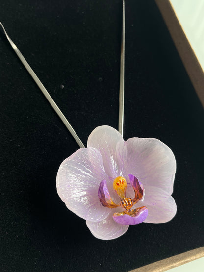 Collar cadena plateada con ORQUÍDEA