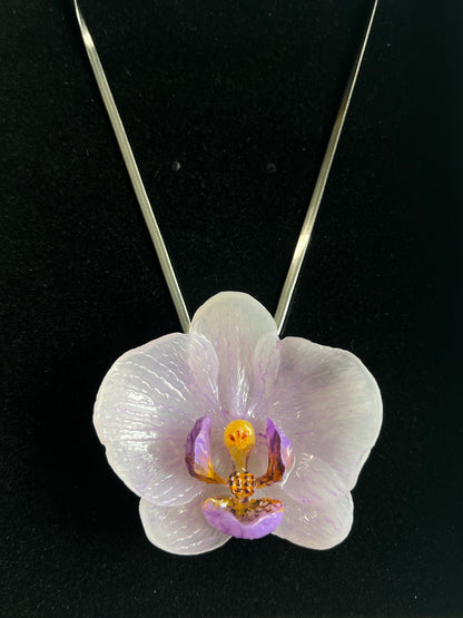 Collar cadena plateada con ORQUÍDEA
