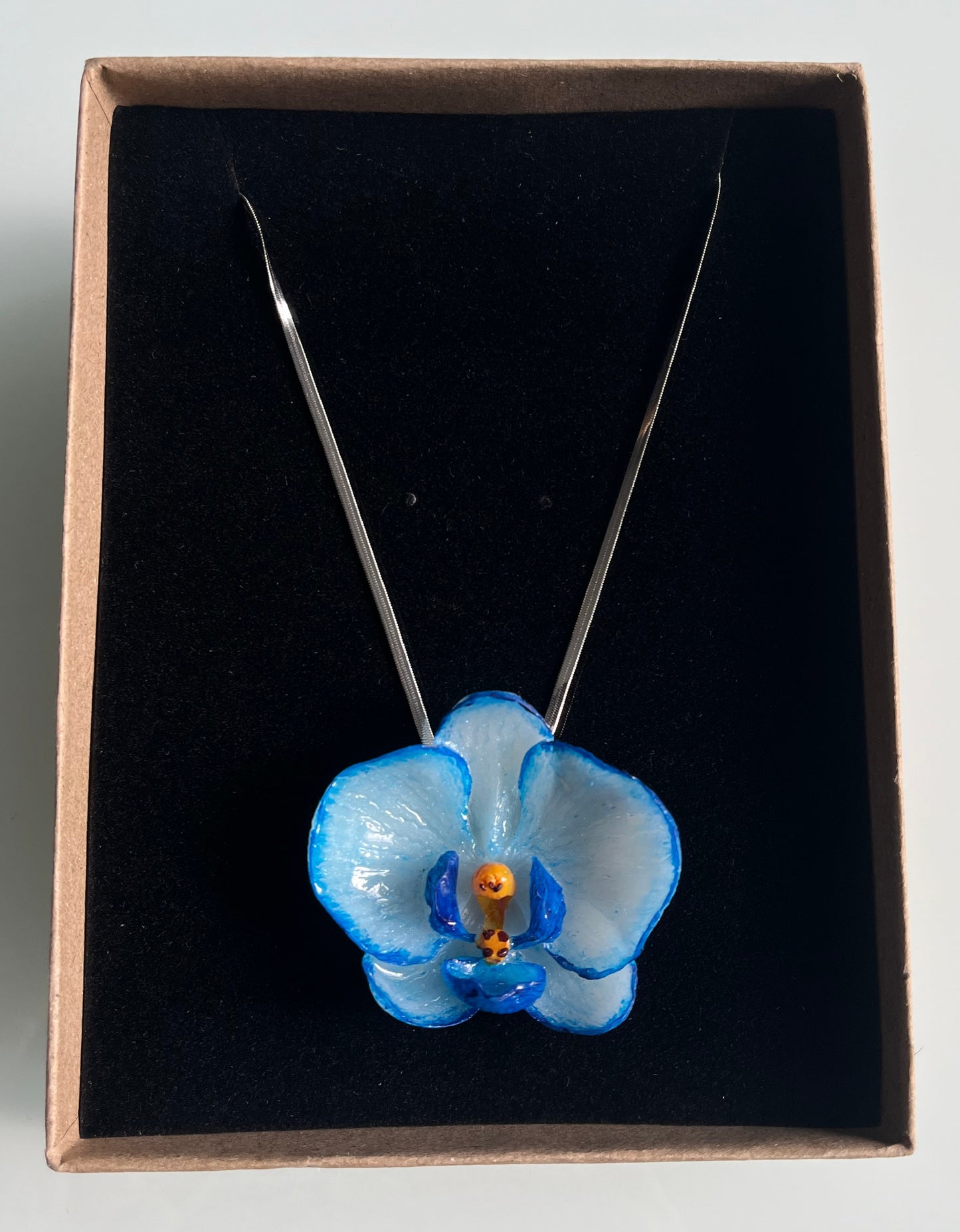 Collar cadena plateada con ORQUÍDEA