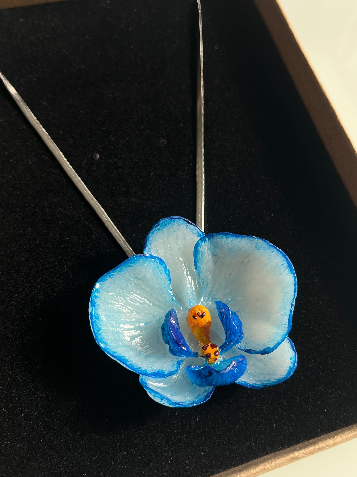 Collar cadena plateada con ORQUÍDEA