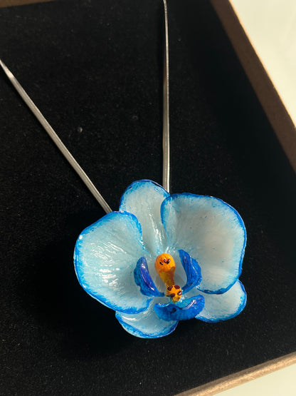 Collar cadena plateada con ORQUÍDEA