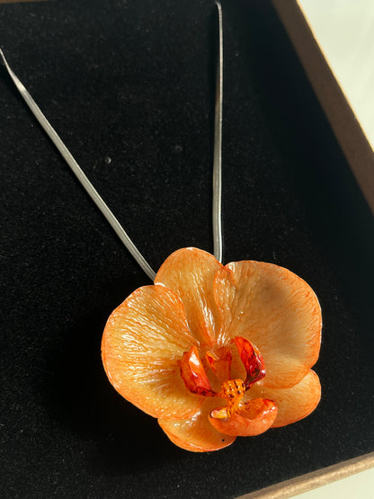 Collar cadena plateada con ORQUÍDEA