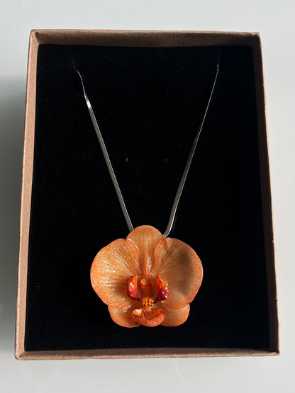 Collar cadena plateada con ORQUÍDEA