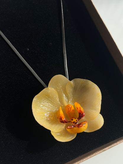 Collar cadena plateada con ORQUÍDEA