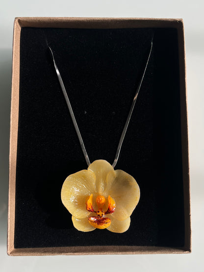 Collar cadena plateada con ORQUÍDEA