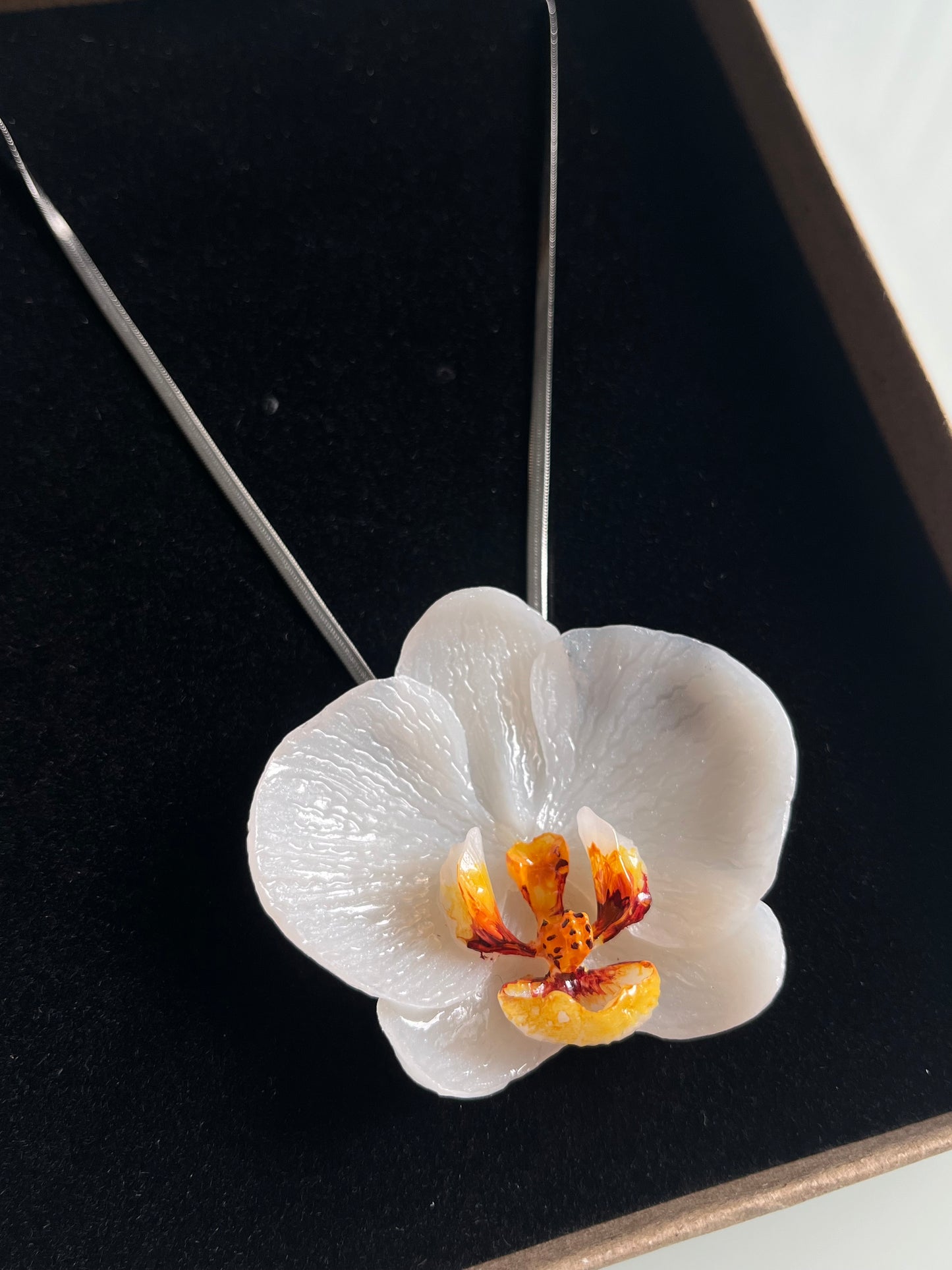 Collar cadena plateada con ORQUÍDEA