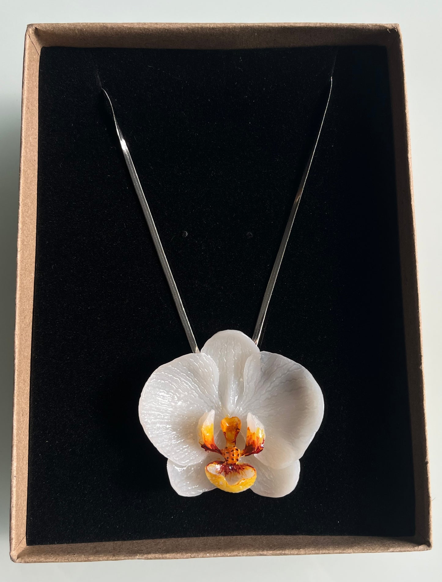 Collar cadena plateada con ORQUÍDEA