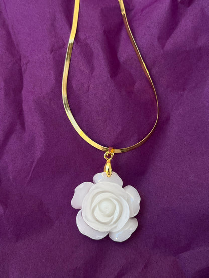 Collar cadena dorada ROSA PEQUEÑA