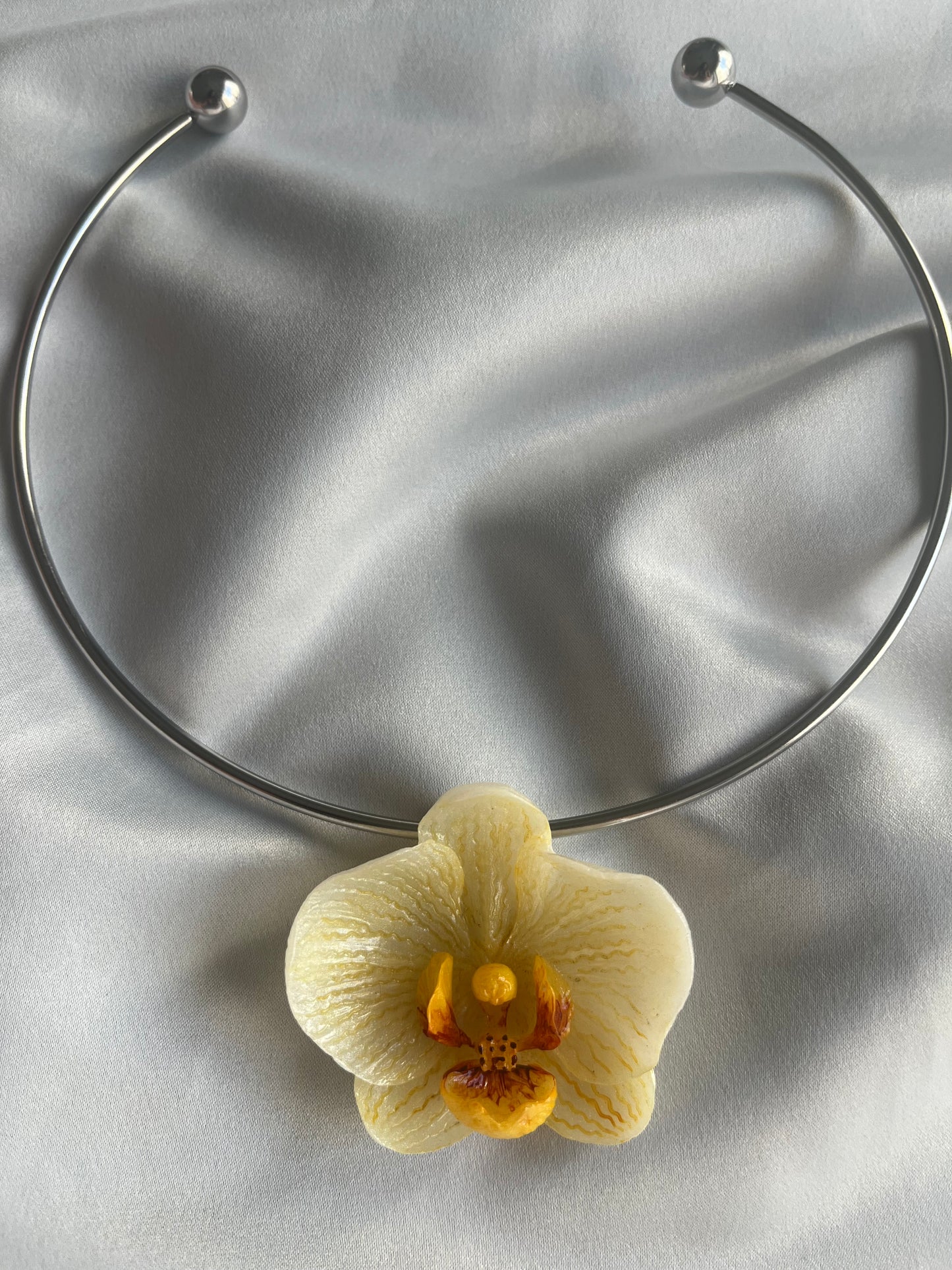 Collar rígido Orquídea Amarilla