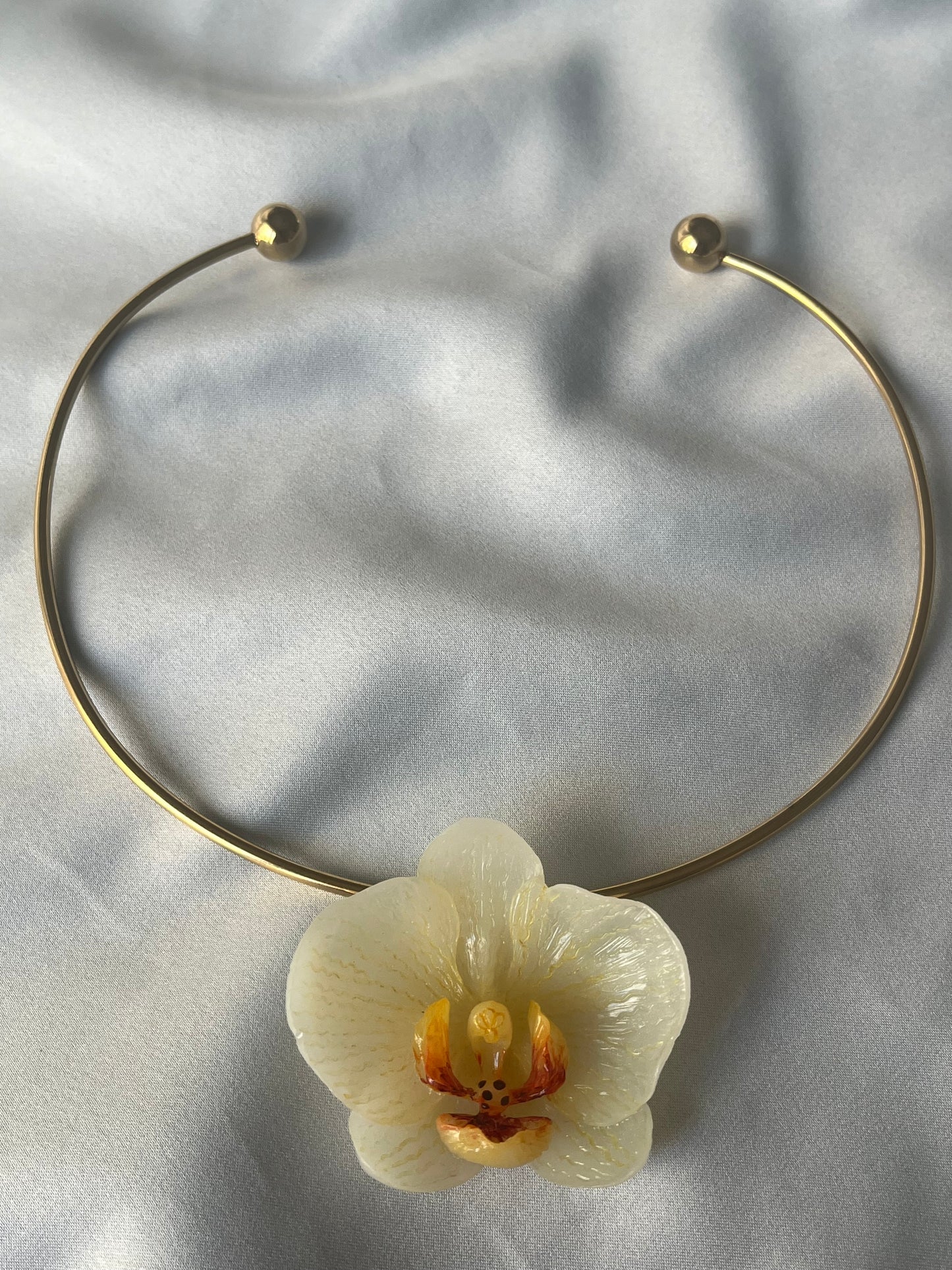 Collar rígido Orquídea Amarilla