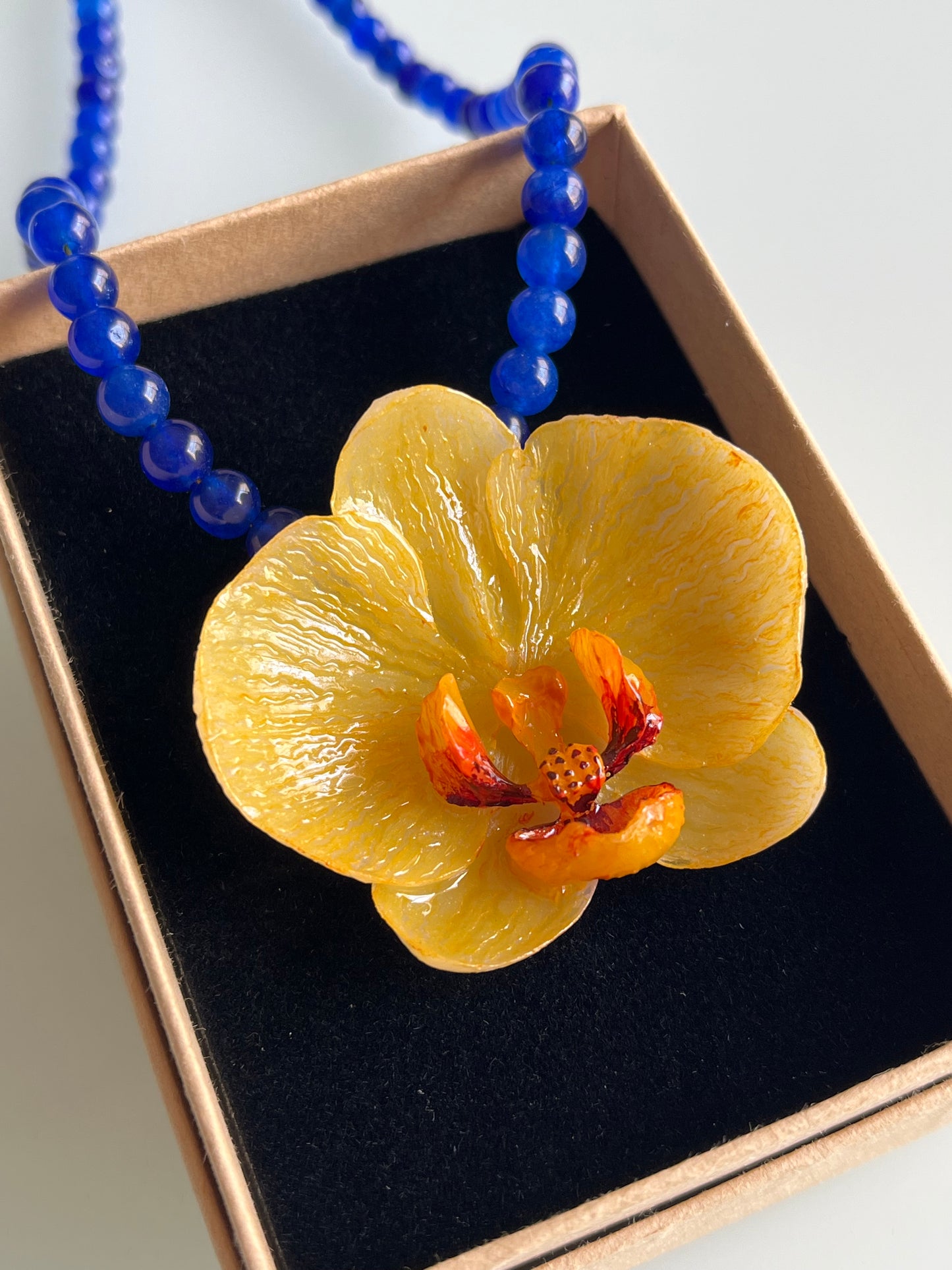 Collar cuentas ORQUÍDEA AMARILLA