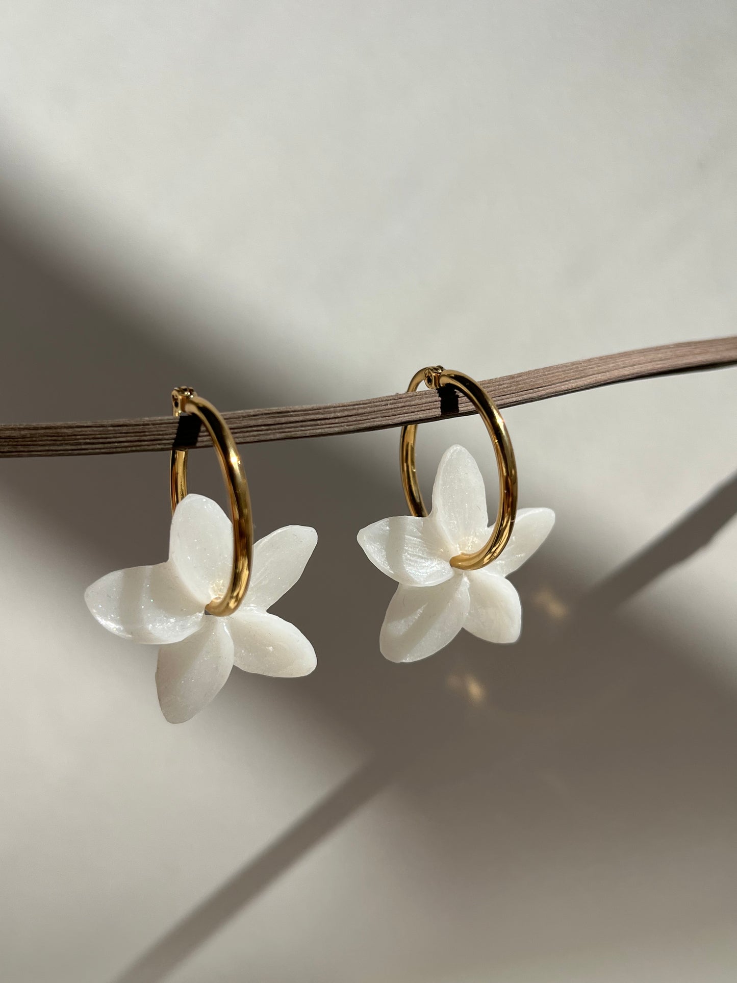 Pendientes de aro dorado Jazmín pequeño